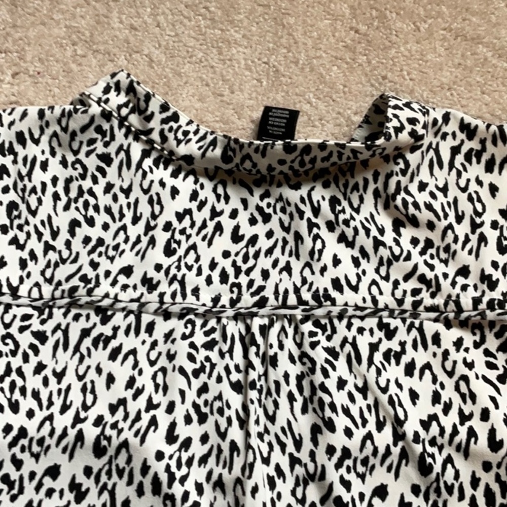 White House Black Market Sleeveless Blouse - Picture 6 of 7